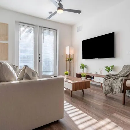 Modern Space Near Ut King Bed